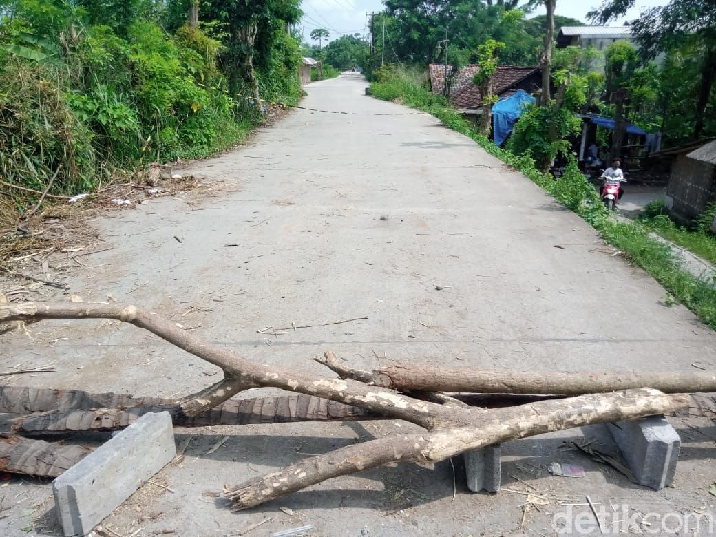 Longsor di Jl Raya Tanjung Burung, Teluknaga, Kabupaten Tangerang. 19 Maret 2021. (Kadek Melda Luxiana/detikcom)
