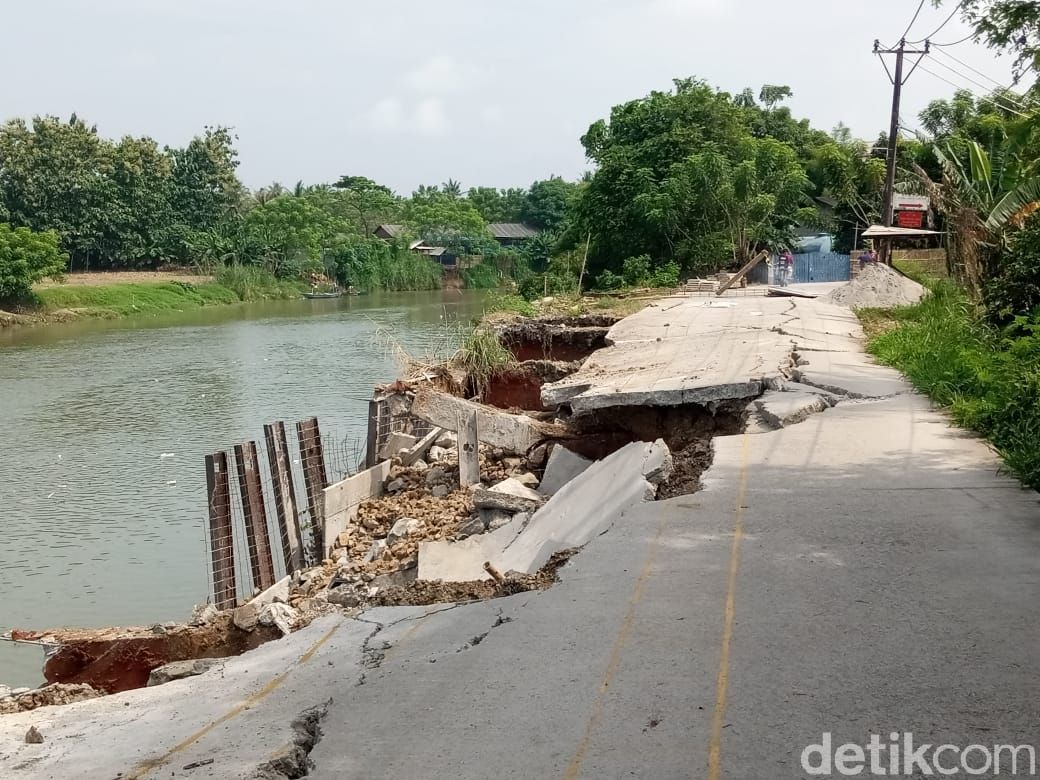 Longsor di Jl Raya Tanjung Burung, Teluknaga, Kabupaten Tangerang. 19 Maret 2021. (Kadek Melda Luxiana/detikcom)