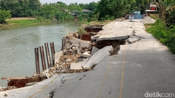 Longsor di Jl Raya Tanjung Burung, Teluknaga, Kabupaten Tangerang. 19 Maret 2021. (Kadek Melda Luxiana/detikcom)