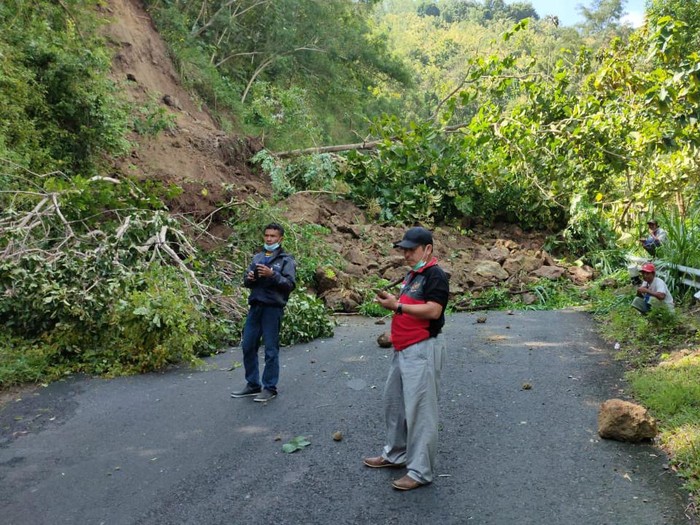 Longsor di ruas Jalan Nanggulan-Girimulyo, Kulon Progo, Jumat (19/3/2021).