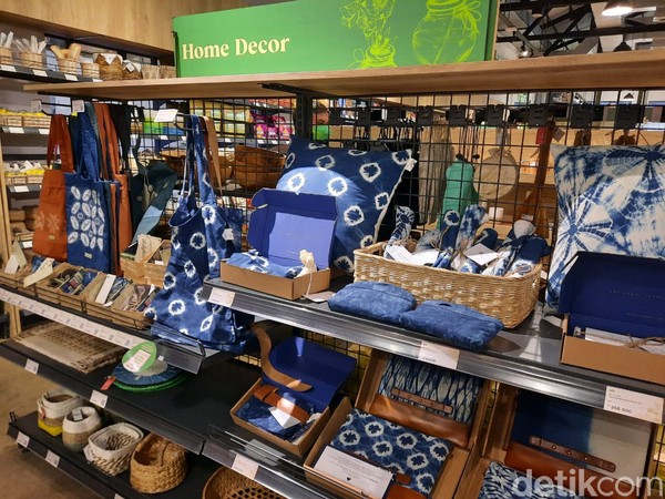 Harga barang yang dijual pun sesuai dengan kualitas produknya. Harga termurah mulai belasan ribu hingga ratusan ribu rupiah. Foto: Putu Intan/detikcom Harga barang yang dijual pun sesuai dengan kualitas produknya. Harga termurah mulai belasan ribu hingga ratusan ribu rupiah. Foto: Putu Intan/detikcom