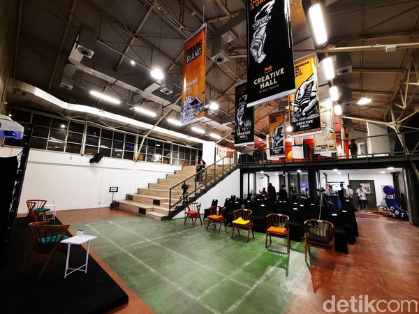 Selain supermarket, di kawasan M Bloc Market ini juga ada Creative Hall yang mewadahi kegiatan komunitas. Foto: Putu Intan/detikcom Selain supermarket, di kawasan M Bloc Market ini juga ada Creative Hall yang mewadahi kegiatan komunitas. Foto: Putu Intan/detikcom