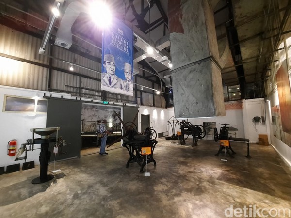 Jika penasaran ingin melihat langsung mesin pencetak uang kuno itu, traveler bisa langsung datang ke M Bloc Space yang terletak di Jalan Panglima Polim nomor 37, Jakarta Selatan. Biayanya gratis.