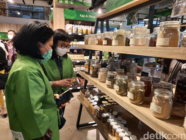 Produk yang dijual pun beragam, mulai dari hasil pertanian, makanan ringan, kerajinan tangan hingga produk kecantikan. Foto: Putu Intan/detikcom Produk yang dijual pun beragam, mulai dari hasil pertanian, makanan ringan, kerajinan tangan hingga produk kecantikan. Foto: Putu Intan/detikcom