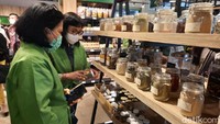 Produk yang dijual pun beragam, mulai dari hasil pertanian, makanan ringan, kerajinan tangan hingga produk kecantikan. Foto: Putu Intan/detikcom