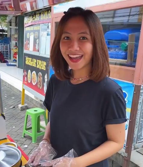 Dua Mantan Pramugari Cantik Kini Jualan Lontong Sayur di Pinggir Jalan