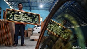 Mantan Tukang Parkir Banting Setir Bisnis Kaligrafi