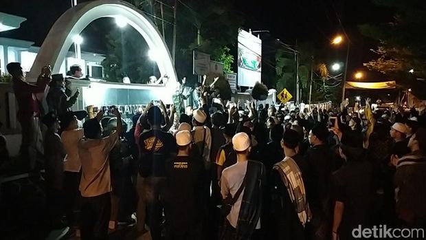 Massa Pendukung Habib Rizieq Geruduk Kejari Ciamis Massa Pendukung Habib Rizieq Geruduk Kejari Ciamis