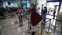 Jaga jarak juga diterapkan bagi nasabah yang mengantre.