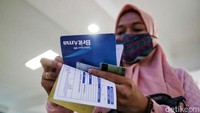 Nasabah sedang melakukan transaksi perbankan di Kantor Cabang Bank BRI Demak, Jawa Tengah