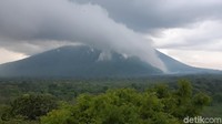 Gunung Baluran pun terlihat jelas dari sini. 