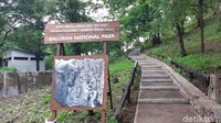 Bekol Tower berada sekitar 200 meter dari Taman Bekol. 