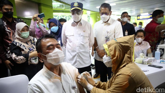 Menhub Pantau Vaksinasi Pekerja Transportasi Menteri Perhubungan Budi Karya Sumadi meninjau vaksinasi COVID-19 terhadap pekerja transportasi di Stasiun Gambir, Jakarta, Jumat (19/3/2021). Ada sekitar 1.052 orang yang menjalani vaksinasi hari ini.