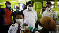 BKS terlihat menyapa para tenaga kesehatan hingga peserta vaksinasi COVID-19.