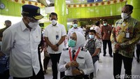 Sambil menghampiri satu per satu, Menhub Budi mengucapkan selamat kepada para peserta vaksinasi. 