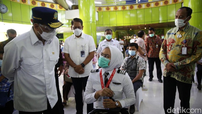 Menhub Pantau Vaksinasi Pekerja Transportasi Menteri Perhubungan Budi Karya Sumadi meninjau vaksinasi COVID-19 terhadap pekerja transportasi di Stasiun Gambir, Jakarta, Jumat (19/3/2021). Ada sekitar 1.052 orang yang menjalani vaksinasi hari ini.