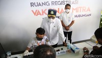 Budi Karya juga memantau proses registrasi peserta vaksinasi.