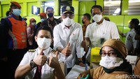 Pria yang akrab disapa BKS ini langsung berjalan menuju lokasi vaksinasi.