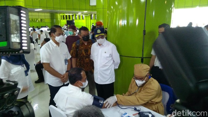 Menhub tinjau vaksinasi pekerja transportasi