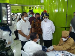 Tinjau Vaksinasi Pekerja Transportasi, Menhub Ingatkan Tetap Jaga Prokes