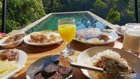 Sarapan ditemani pemandangan yang asri.
