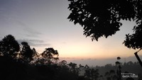 Pemandangan senja dari glamping ciwidey.