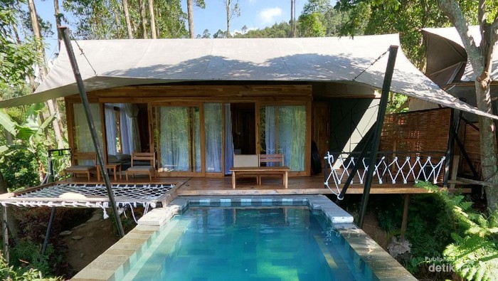 Suasana Glamping dengan kolam renang air panas pribadi