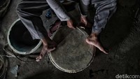 Ia pun kini tengah melanjuti usaha turun temurun yang diturunkan dari mbah buyut. Keluarganya pun menjadikannya sebagai kerajinan tangan di tahun 1970 dan memakai merek ayahnya yaitu H. Zaeni sejak tahun 1993.