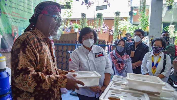 Menteri Lingkungan Hidup dan Kehutanan (LHK), Siti Nurbaya mengunjungi Kampung Ikim di Karawaci Tangerang dan Sunter, Jakarta Utara, Kamis (18/3).