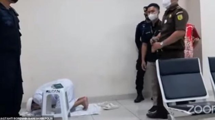 Momen Habib Rizieq bersujud di ruang sidang.