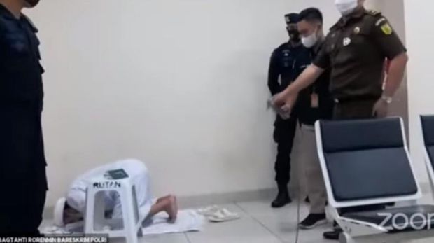 Momen Habib Rizieq bersujud di ruang sidang.