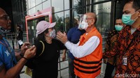 Tujuan suap yakni untuk memperoleh proyek infrastruktur di lingkungan Pemerintah Provinsi Sulsel. Uang suap diberikan melalui tersangka Edy Rahmat yang sekaligus orang kepercayaan Nurdin Abdullah.