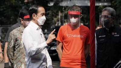 Momen Jokowi Tinjau Vaksinasi COVID-19 di Bogor