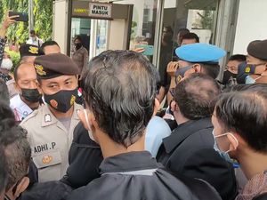 Polisi Jelaskan soal Pengacara Habib Rizieq Tertahan di Depan PN Jaktim