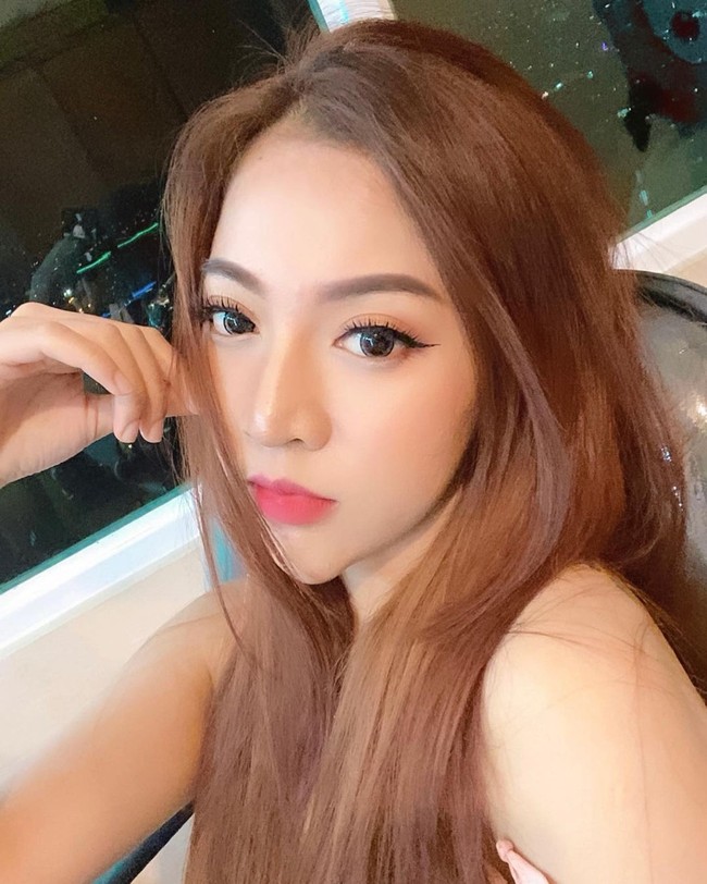 Selebgram dan model Monica Indah mendadak viral di media sosial, karena dugaan malpraktik dokter kecantikan abal-abal. Akibat melakukan filler payudara di klinik kecantikan ilegal, dia mengalami infeksi dan harus dioperasi. Monica Indah mengaku payudaranya bolong dan bernanah akibat filler ilegal tersebut. Foto: Dok.Instagram @moonicaindah