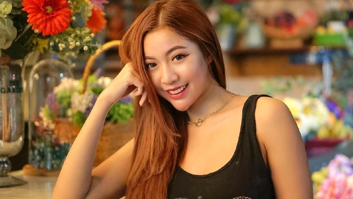 Selebgram Monica Indah yang menjalani filler abal-abal.