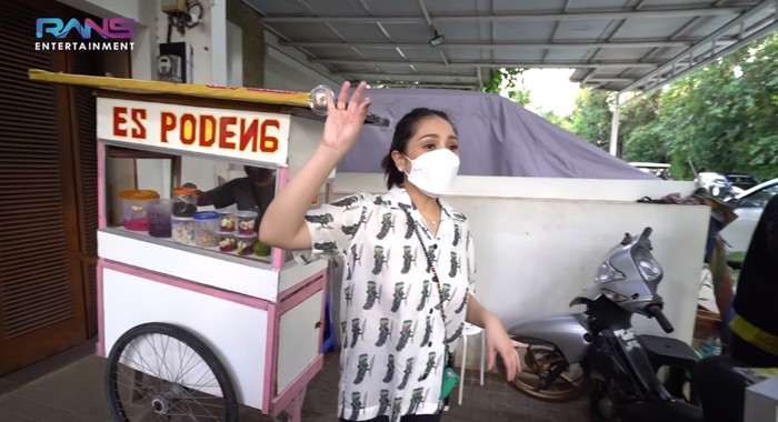 Bantu Pedagang Kecil, Nagita Slavina Borong Jajanan SD Segerobaknya