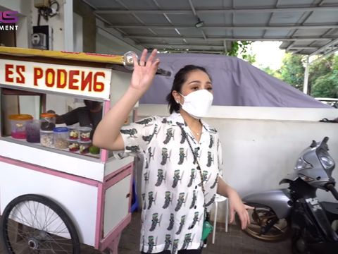 Bantu Pedagang Kecil, Nagita Slavina Borong Jajanan SD Segerobaknya