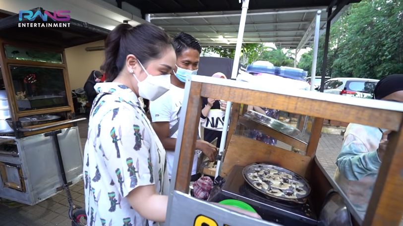 Bantu Pedagang Kecil, Nagita Slavina Borong Jajanan SD Segerobaknya