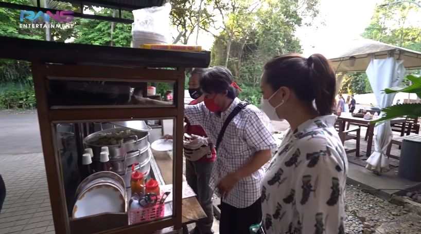 Bantu Pedagang Kecil, Nagita Slavina Borong Jajanan SD Segerobaknya