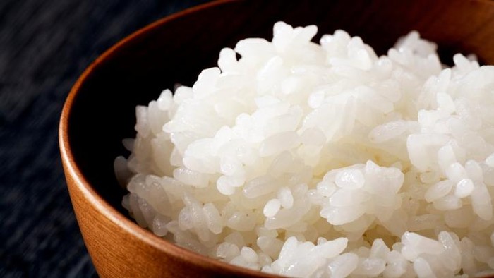 nasi pulen ala hokben tapi gagal karena salah masukkan agar-agar hijau.