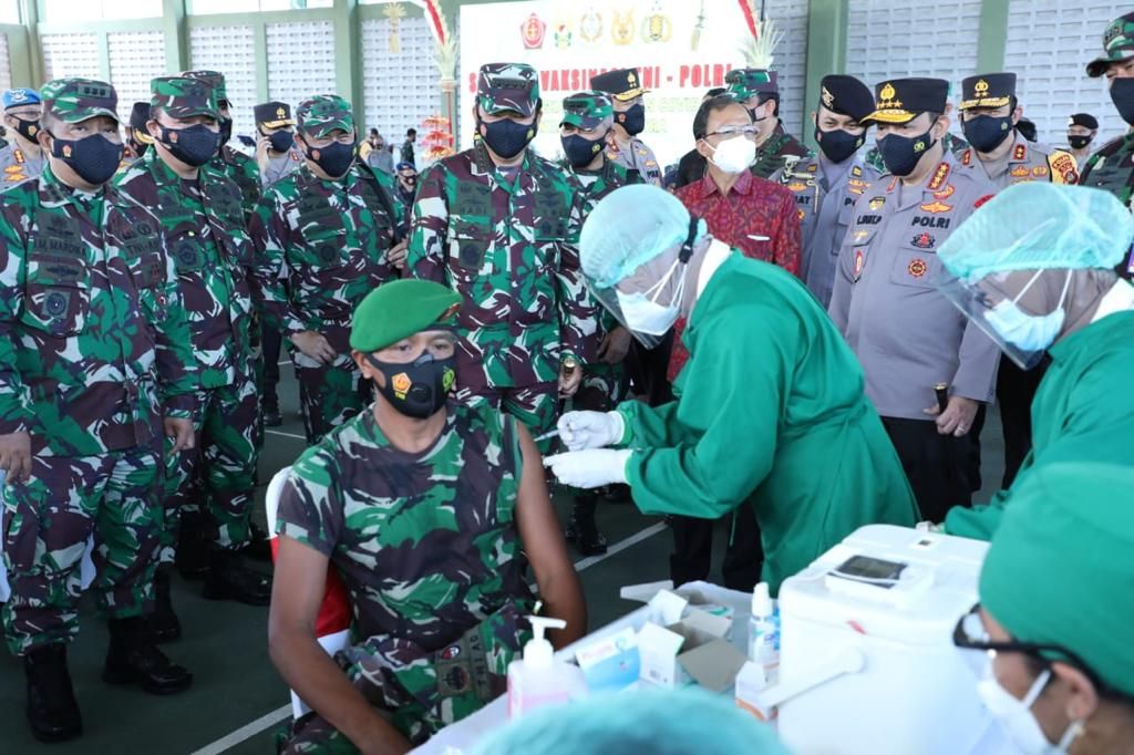 Panglima TNI Marsekal Hadi Tjahjanto meninjau vaksinasi di Bali (Foto: dok. TNI)