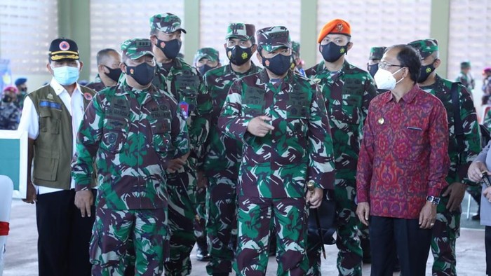 Panglima TNI Marsekal Hadi Tjahjanto meninjau vaksinasi di Bali (Foto: dok. TNI)