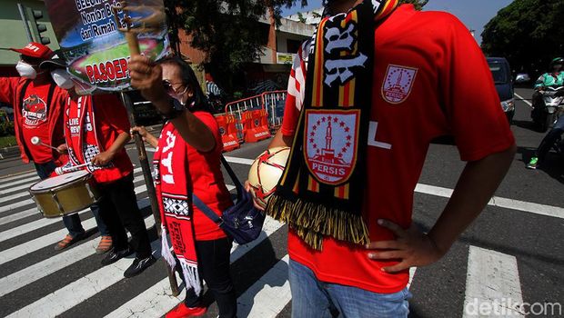 Sejumlah suporter Persis Solo berkumpul diperempatan Ngarsopuro untuk mengkampanyekan nonton Piala Menpora di rumah saat pandemi.