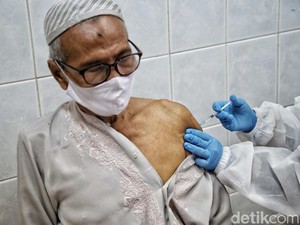 Vaksinasi Lansia Lambat, Kemenkes Keluhkan Anggota Keluarga Jadi Penyebabnya