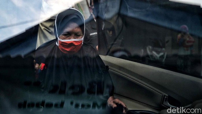 Pemerataan vaksin COVID-19 terus dikebut. Saat ini pelayanan jemput bola untuk para lansia digelar di kawasan Jakarta Utara.