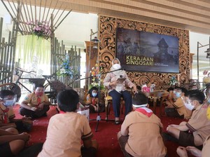 Momen Walkot Mojokerto Mendongeng di Depan Murid SD