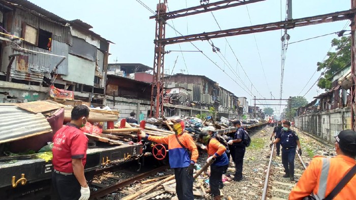 Penertiban bangunan liar oleh PT KAI di lintas rel Pasar Senen-Ancol