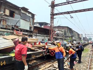 PT KAI Tertibkan Bangunan Liar Lintas Pasar Senen-Ancol