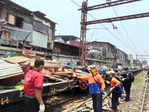 PT KAI Tertibkan Bangunan Liar Lintas Pasar Senen-Ancol